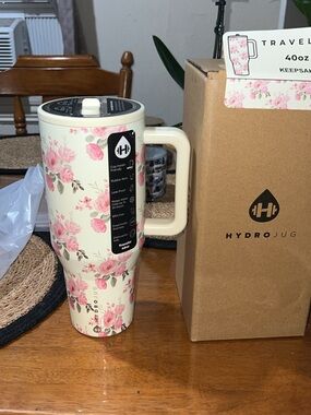 NWT! HydroJug 40oz Traveler- Keepsake 💛💐